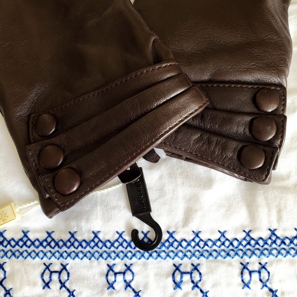 Very classy Looking Women's Leather gloves w buttons  NWT - Picture 8 of 8